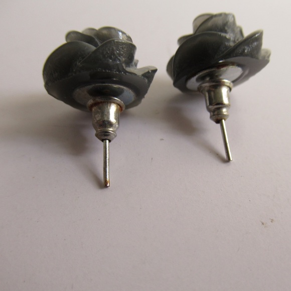 GRAY ROSE EARRINGS 🌹 - Picture 4 of 5